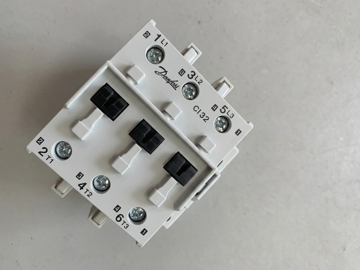 S-258 Contactor 3~32A CONTACTOR 63A 3~ Danfoss - CI 32 - Imagen 1