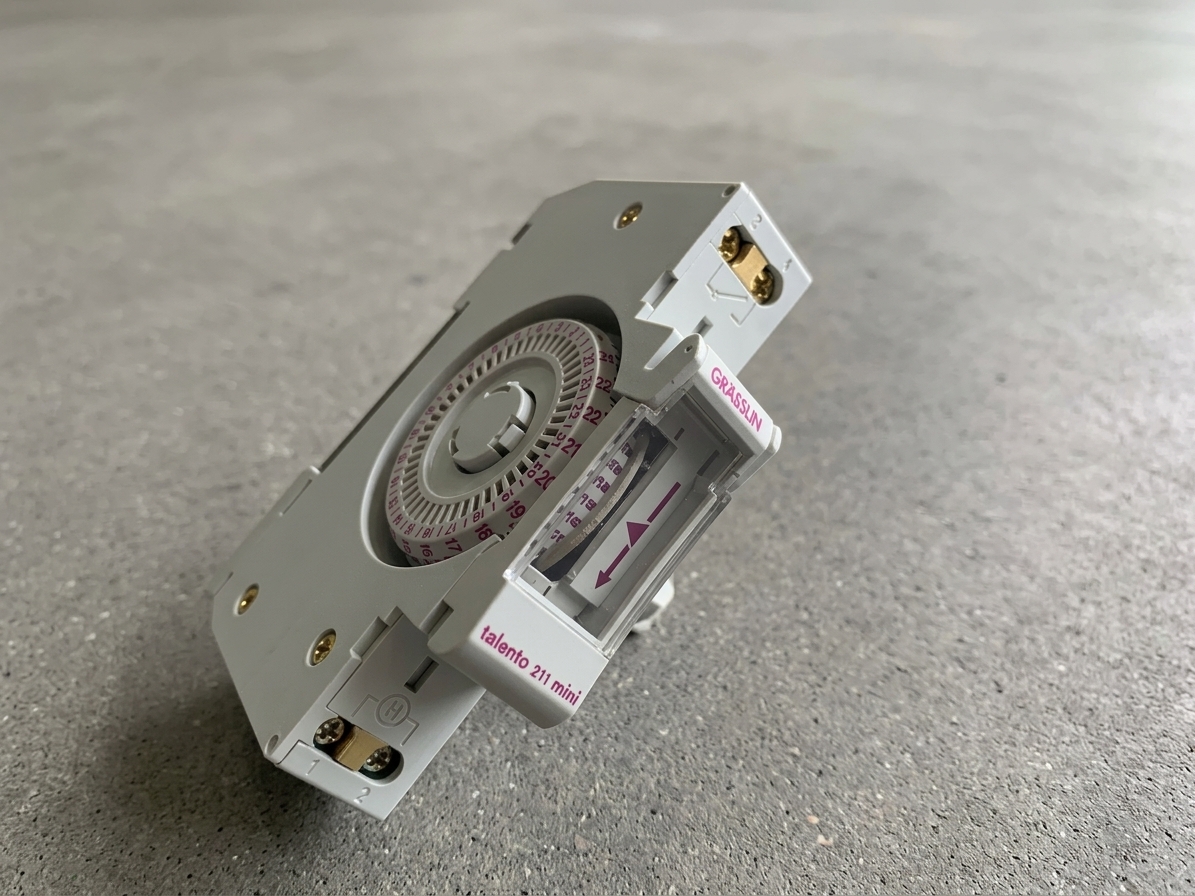 S-266 INTERRUPTOR HORARIO ANALOGICO GRÄSSLIN - talento 211 mini - Imagen 1