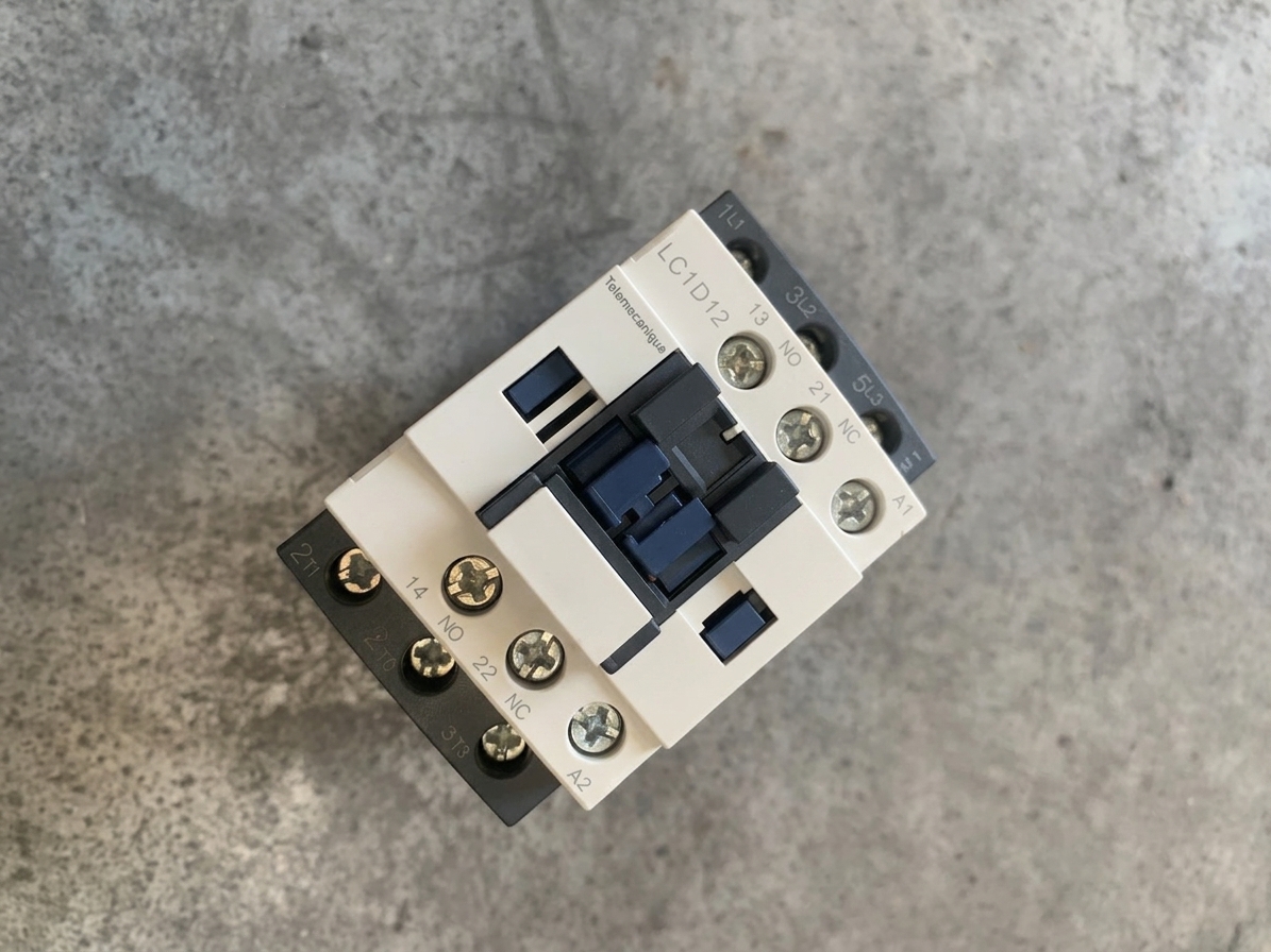 S-276 Contactor 25A CONTACTOR 3~ Schneider Electric - LC1D12 - Imagen 1